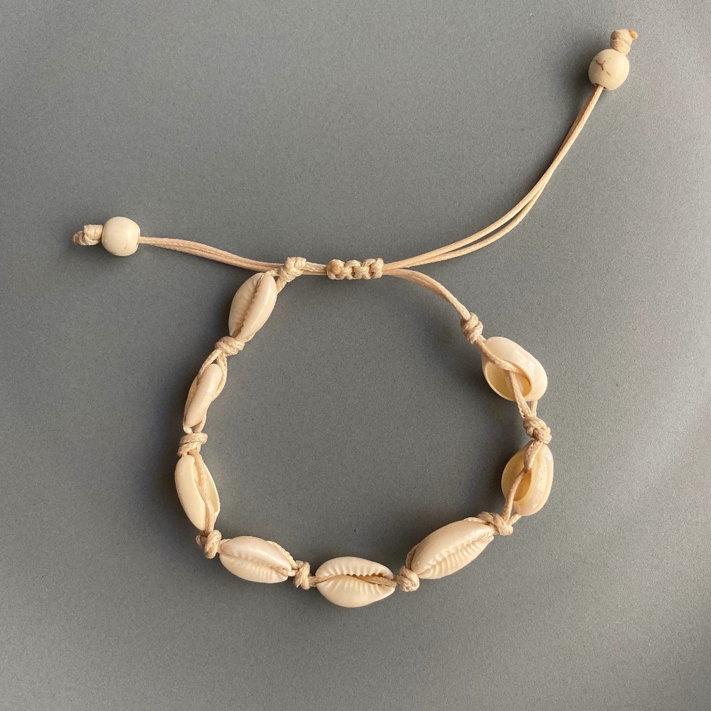 NEW Natural Cowrie Shell Bracelet (beige rope)